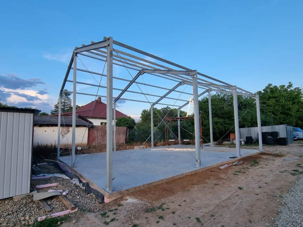 Oceľová konštrukcia montovanej haly počas výstavby na betónovej doske