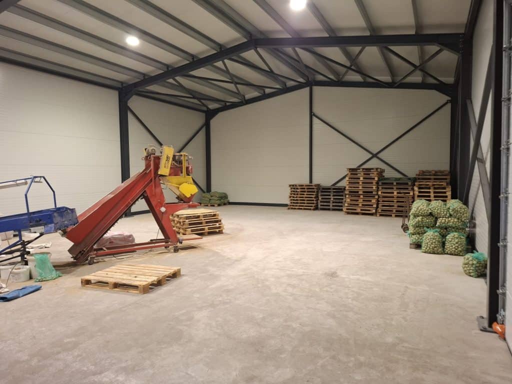 Interiér skladovej haly zo sendvičových panelov s oceľovou konštrukciou a skladovaním poľnohospodárskych produktov